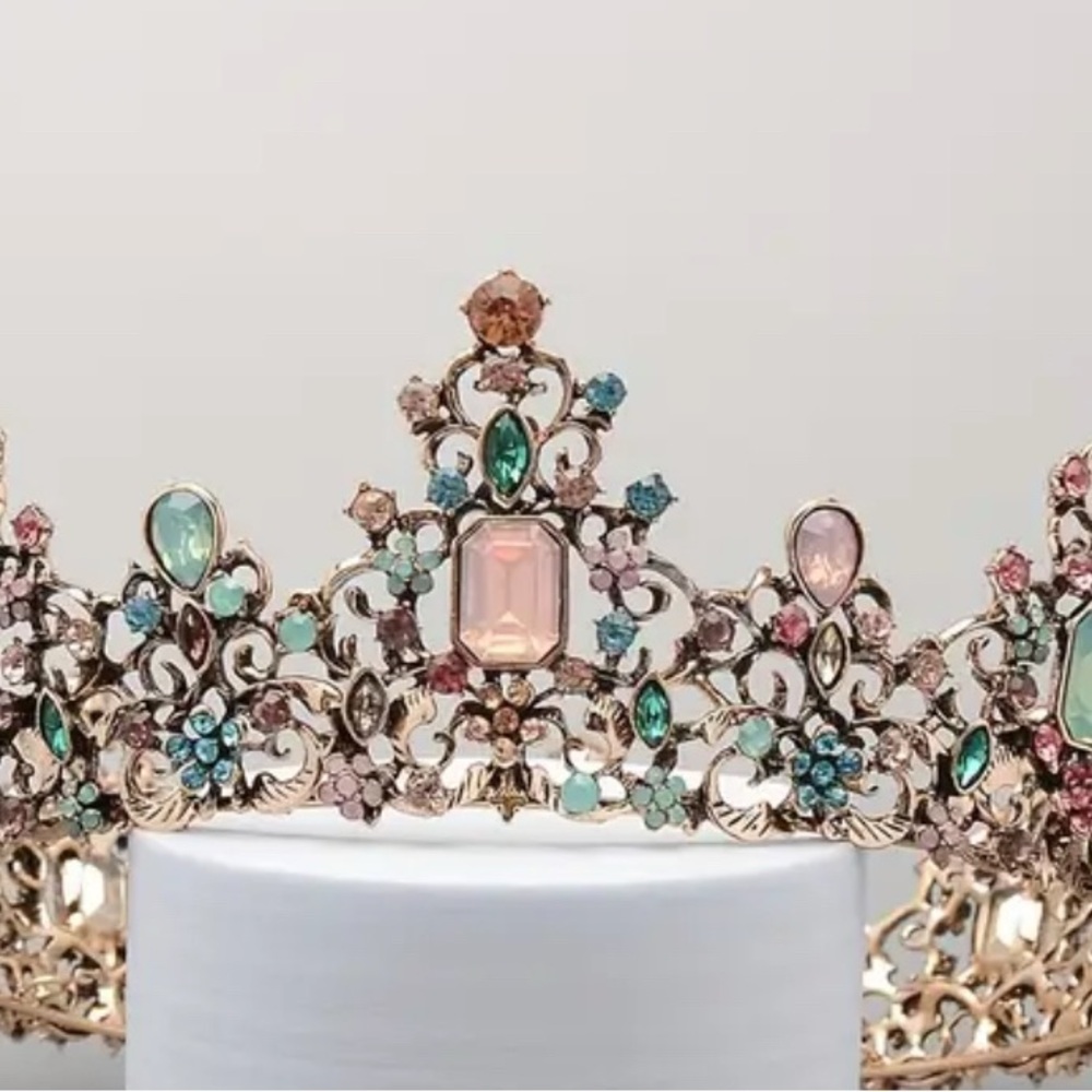 SALE**
Elegant Gold Rhinestone Tiara - Picture 4 of 5